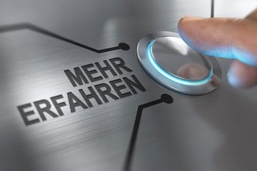 Finger drckt auf einen Button