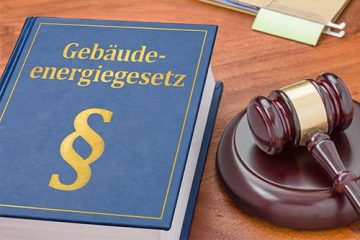 Gesetzbuch mit GEG und Gerichtshammer